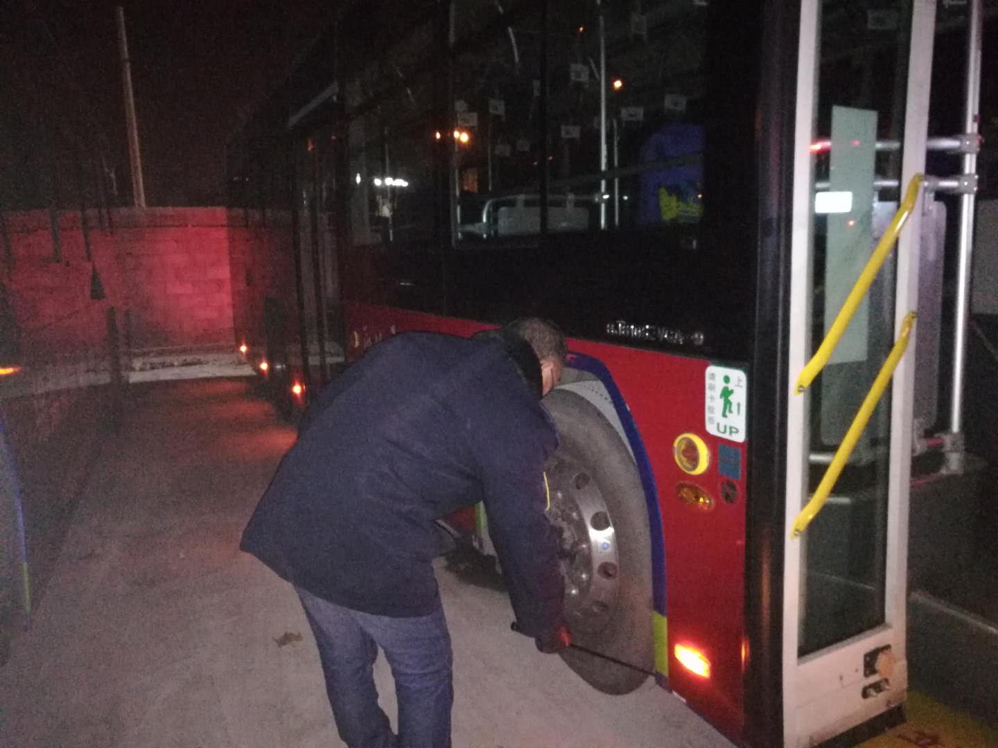 公交集團公交事業(yè)一部開(kāi)展夜間安全檢查 全力以赴保障安全生產(chǎn)